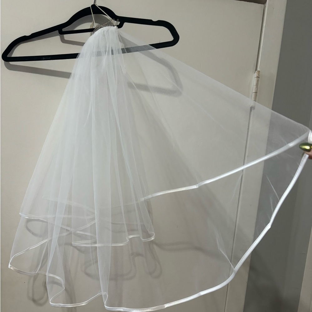 Modern plain wedding veil from Etsy, short